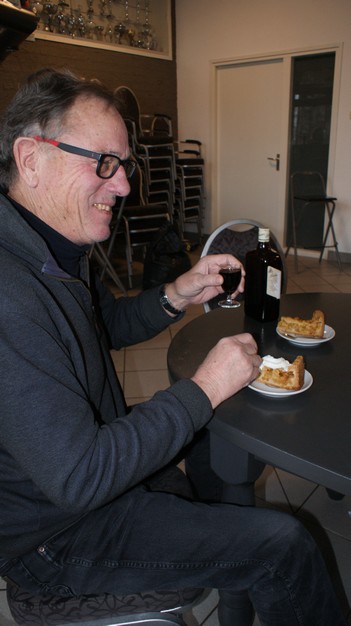 Leo vond het mooi geweest en ging over op het SSB water met appeltaart. 